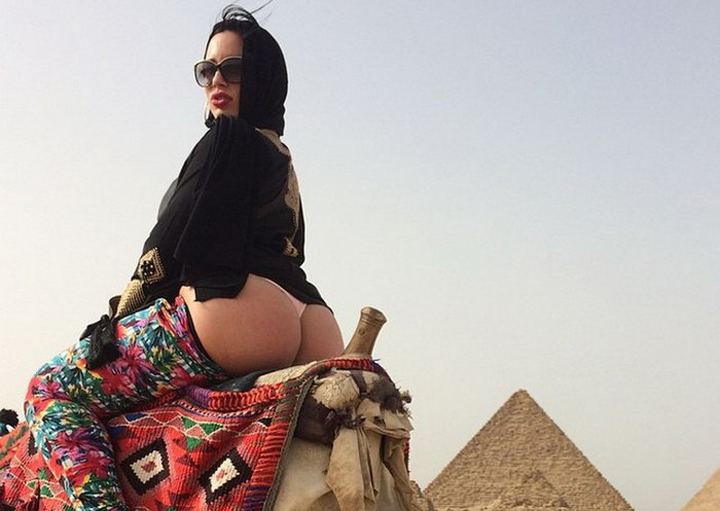 Египетийн Пирамидийг гутаасан порно жүжигчин