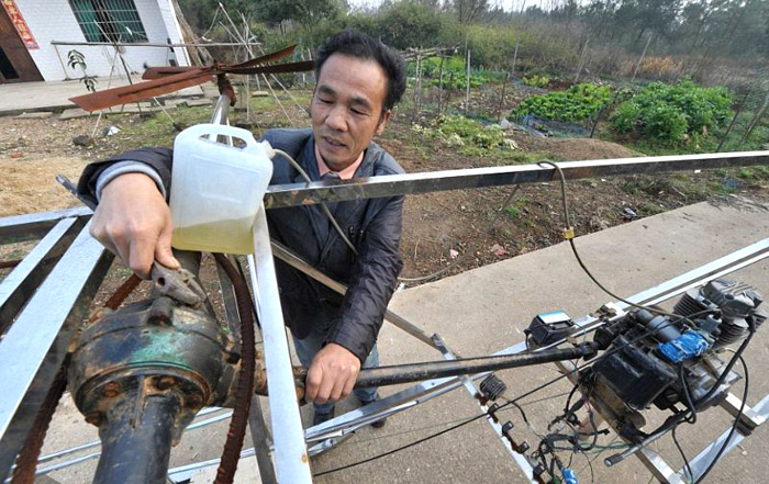 Хятадын фермер төмрийн хогоор нисдэг тэрэг хийжээ