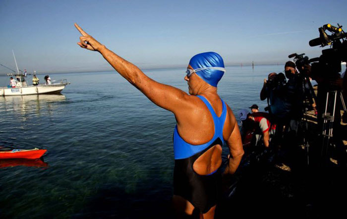 64 настай эмэгтэй Кубаас Флорида хүртэл 166 км сэлж рекорд тогтоолоо