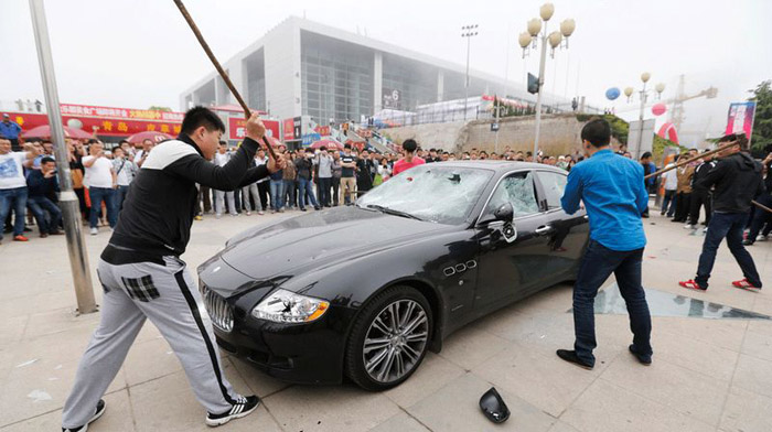 Хятад иргэн Maserati-гаа эвдэлж, эсэргүүцлээ илэрхийлжээ