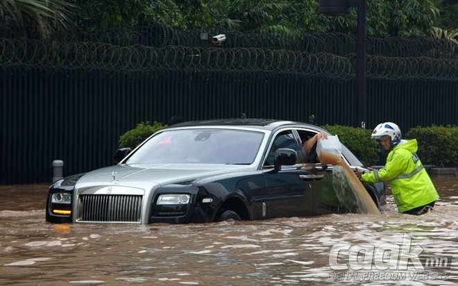 Rolls Royce-ийг үерээс аварсан нь