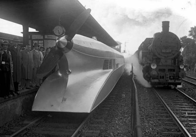1930 онд бүтээж байсан хурдан галт тэрэг