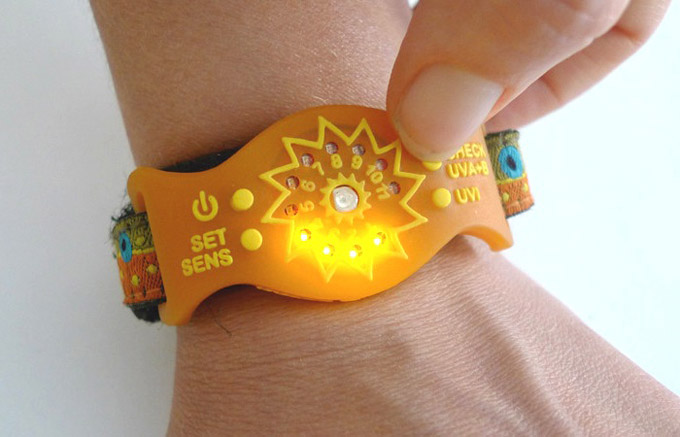 Нарны хэт ягаан туяанаас хамгаалах “SunFriend” бугуйн зүүлт бүтээжээ