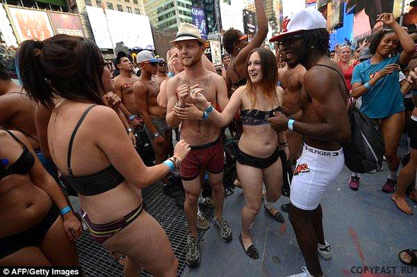 "Times Square" дээр бөөн хувцасгүй хүмүүс цугларчээ