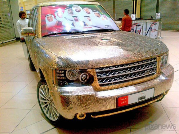 Арабчууд "Range Rover"-ыг зоосоор бүрсэн нь