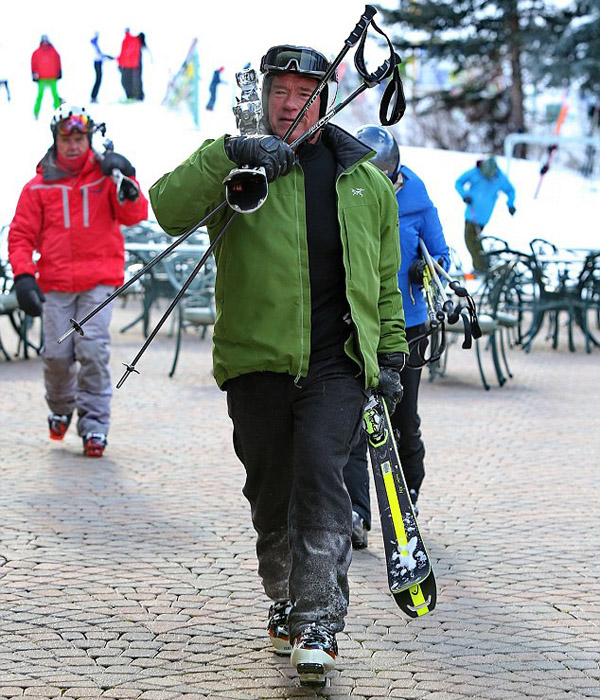 Шварценеггер залуу амрагтайгаа цанаар гулгажээ