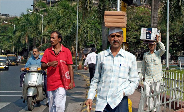 Яагаад Энэтхэгчүүд толгой дээрээ ачаа авч явдаг вэ?