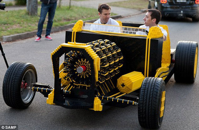 Хоёр залуу “Lego”-гоор жинхэнэ машин бүтээжээ
