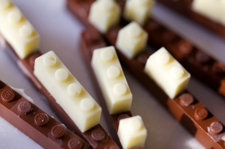 Шоколадан “Lego” бүтээжээ