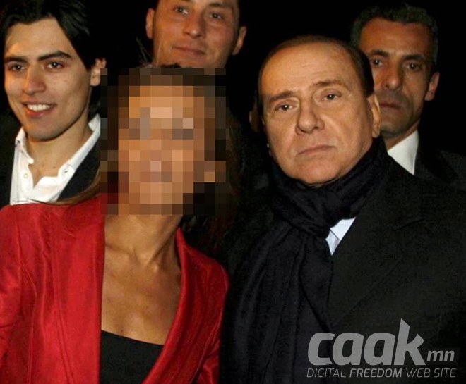 Сильвио Берлускони ээлжит гэртийтэйгээ